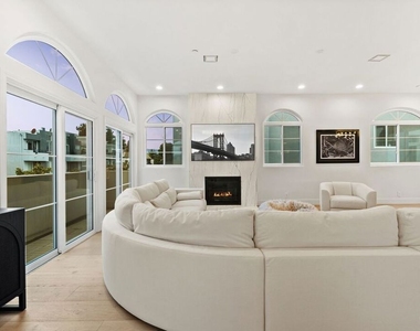 1182 Wellesley Avenue - Photo Thumbnail 4