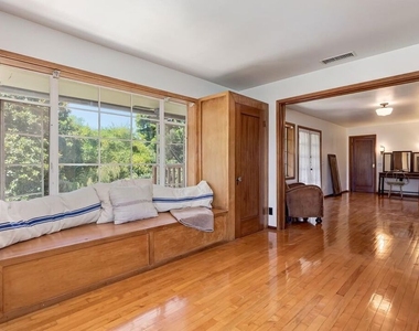 515 N Kenter Avenue - Photo Thumbnail 13
