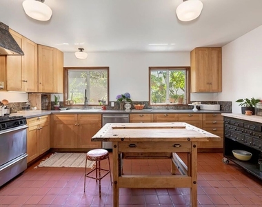 515 N Kenter Avenue - Photo Thumbnail 8