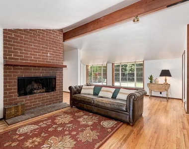 515 N Kenter Avenue - Photo Thumbnail 2