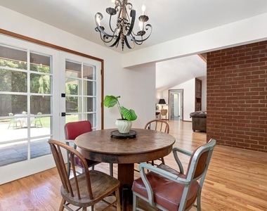 515 N Kenter Avenue - Photo Thumbnail 5