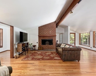 515 N Kenter Avenue - Photo Thumbnail 3
