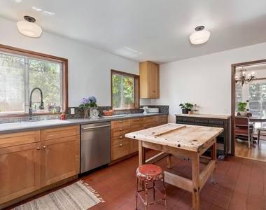 515 N Kenter Avenue - Photo Thumbnail 9