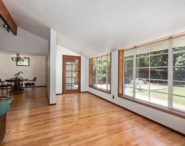 515 N Kenter Avenue - Photo Thumbnail 4