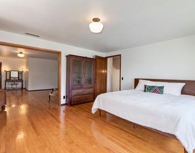 515 N Kenter Avenue - Photo Thumbnail 11