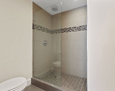 7250 Franklin Avenue - Photo Thumbnail 16