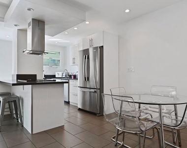 7250 Franklin Avenue - Photo Thumbnail 9