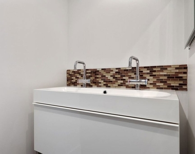 7250 Franklin Avenue - Photo Thumbnail 17