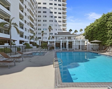7250 Franklin Avenue - Photo Thumbnail 23