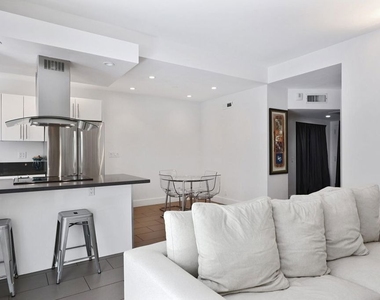7250 Franklin Avenue - Photo Thumbnail 7