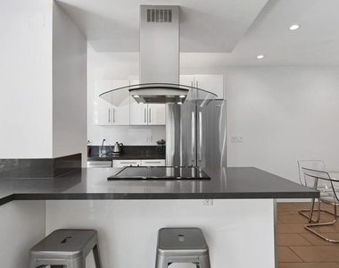 7250 Franklin Avenue - Photo Thumbnail 8