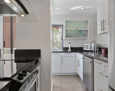 7250 Franklin Avenue - Photo Thumbnail 10
