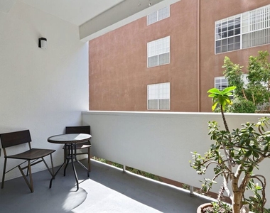 7250 Franklin Avenue - Photo Thumbnail 12
