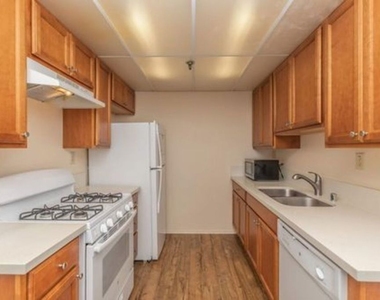 512 Veteran Avenue - Photo Thumbnail 2