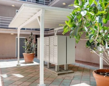 512 Veteran Avenue - Photo Thumbnail 12