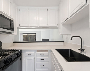 2337 Oak Street - Photo Thumbnail 6