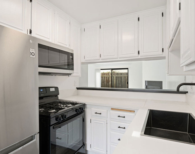 2337 Oak Street - Photo Thumbnail 9