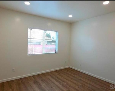 8836 Valencia St - Photo Thumbnail 5