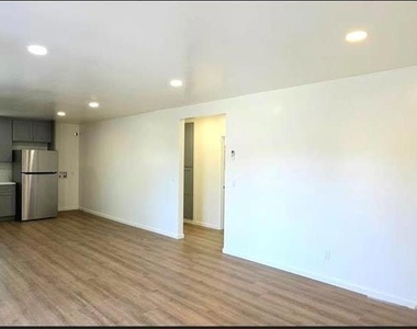 8836 Valencia St - Photo Thumbnail 3