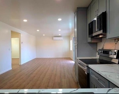 8836 Valencia St - Photo Thumbnail 2