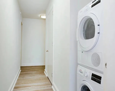 10 Hanover Square - Photo Thumbnail 1