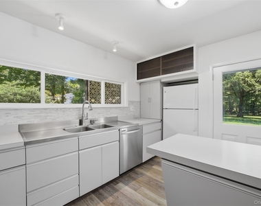 58 Carolyn Road E - Photo Thumbnail 9
