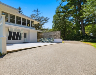 58 Carolyn Road E - Photo Thumbnail 4
