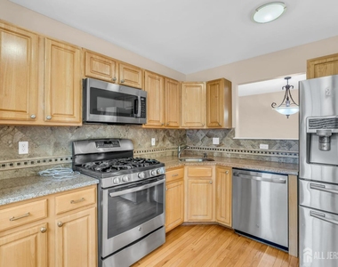8 Edith Drive - Photo Thumbnail 14