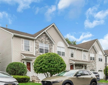 8 Edith Drive - Photo Thumbnail 3