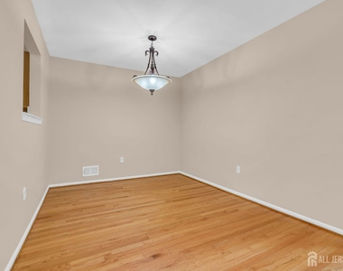 8 Edith Drive - Photo Thumbnail 11