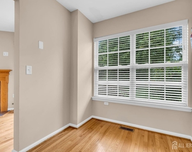 8 Edith Drive - Photo Thumbnail 17