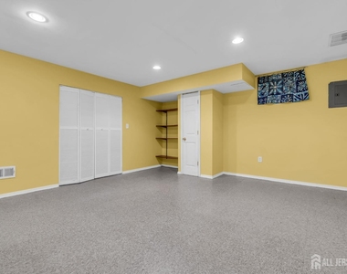 8 Edith Drive - Photo Thumbnail 23