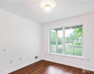 106 Chariot Court - Photo Thumbnail 17