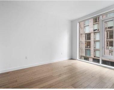 505 W 43rd Street - Photo Thumbnail 3