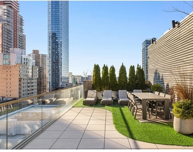 505 W 43rd Street - Photo Thumbnail 5