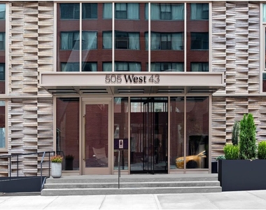 505 W 43rd Street - Photo Thumbnail 14