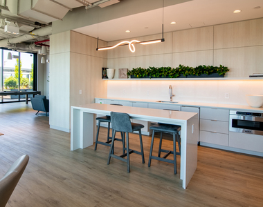 315 W 33rd Street - Photo Thumbnail 8