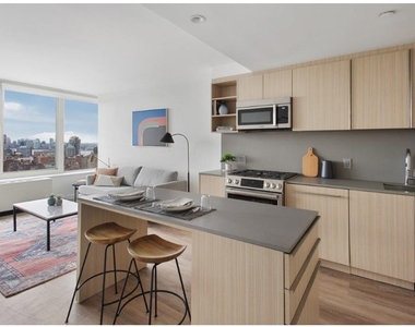 315 W 33rd Street - Photo Thumbnail 5