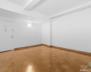132 E 45th Street - Photo Thumbnail 2