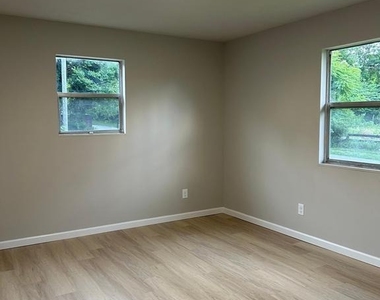 321 Union Avenue - Photo Thumbnail 4