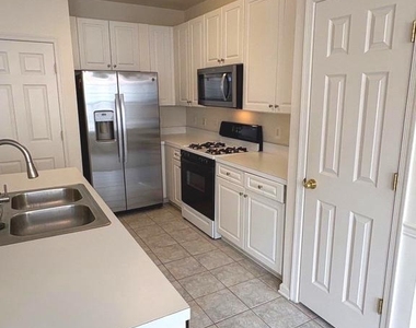 2664 Manhattan Place - Photo Thumbnail 10