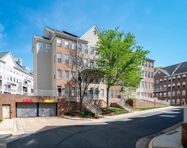 2664 Manhattan Place - Photo Thumbnail 3