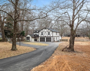 9036 Jeffery Road - Photo Thumbnail 2