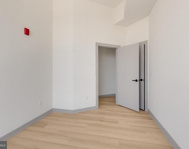 689 N Broad Street - Photo Thumbnail 8