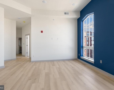 689 N Broad Street - Photo Thumbnail 3