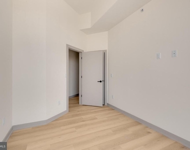 689 N Broad Street - Photo Thumbnail 9