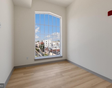 689 N Broad Street - Photo Thumbnail 7
