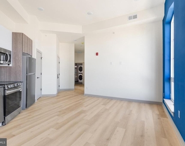 689 N Broad Street - Photo Thumbnail 4