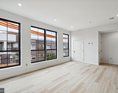 1112-16 E Berks Street - Photo Thumbnail 6