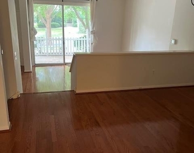 113 Montrose Avenue - Photo Thumbnail 5